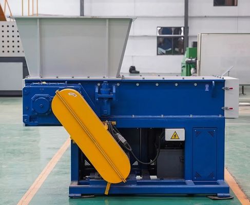 Conception d'un seul arbre Recyclage des déchets plastiques bouteille de film boîte de vêtements machine de déchiquetage