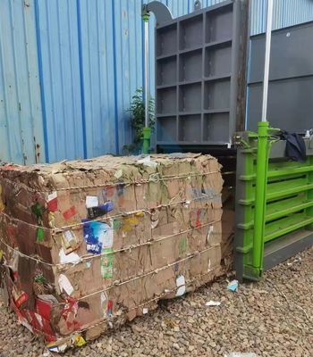 Type d'emballage automatique par courroie Compacteur de carton horizontal pour les emballages de compression