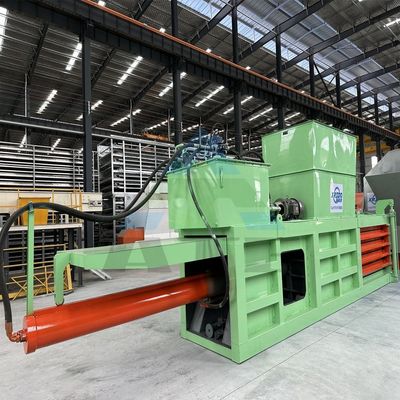 Densité de balles client 2300 KG Hydraulique Horizontale Machine de ballage en aluminium avec convoyeur