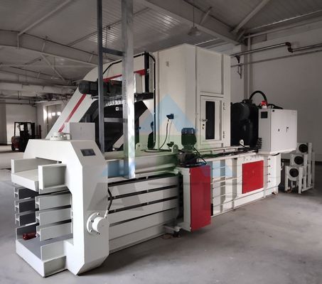 Densité de balles client 2300 KG Hydraulique Horizontale Machine de ballage en aluminium avec convoyeur