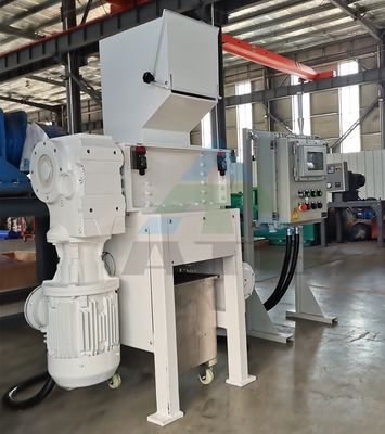 Déchiqueteuse polyvalente à quatre arbres pour le recyclage du bois métallique et du plastique dans diverses industries
