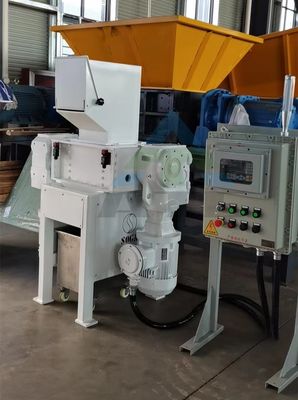 Déchiqueteuse polyvalente à quatre arbres pour le recyclage du bois métallique et du plastique dans diverses industries