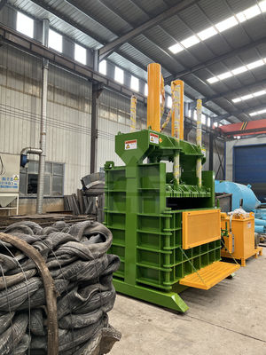 Machine à balles verticales de 80 tonnes destinée à la compression et à l'emballage de matériaux en vrac