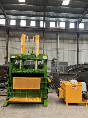 Machine à balles verticales de 80 tonnes destinée à la compression et à l'emballage de matériaux en vrac
