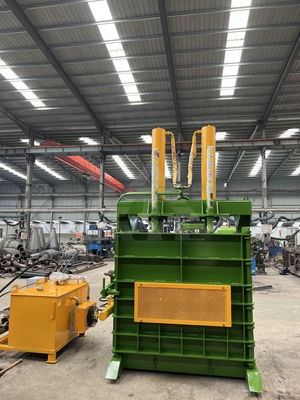 Machine à balles verticales de 80 tonnes destinée à la compression et à l'emballage de matériaux en vrac