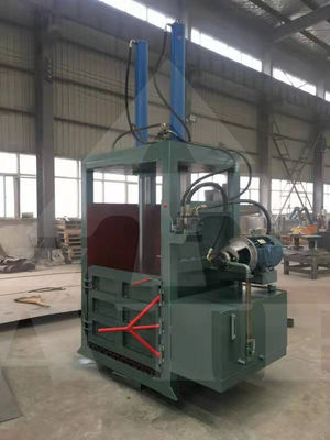 La machine à emballer hydraulique verticale 1600*1900*3300mm Taille globale idéale pour les boissons alimentaires