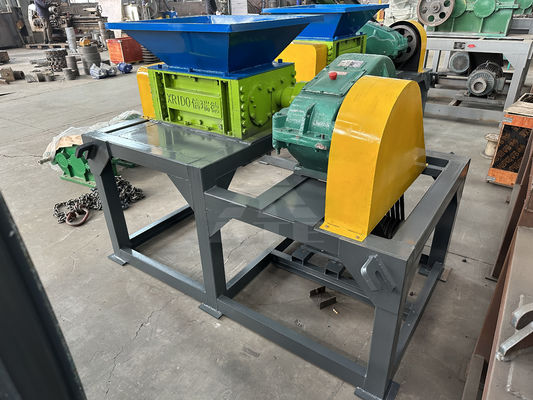 Déchiqueteuse hydraulique à double arbre pour carton mini métallique en plastique Poids 5000 kg