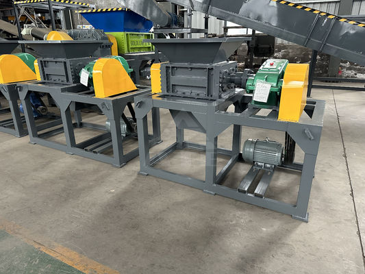 Déchiqueteuse hydraulique à double arbre pour carton mini métallique en plastique Poids 5000 kg