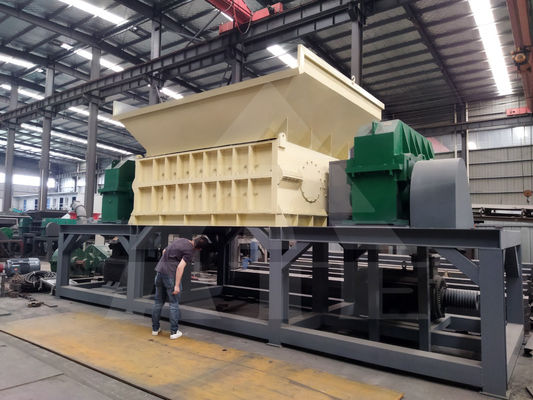 50kW déchiqueteuse à double arbre pour les bouteilles en plastique Les pneus des camions et les déchets métalliques Recyclage