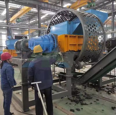 Ligne de production automatique complète de machine de déchiquetage de pneus usagés pour déchets de pneus
