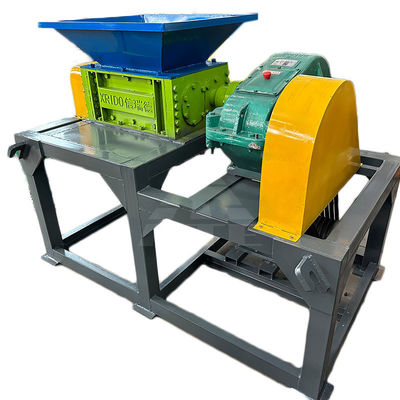 Déchiqueteuse à double arbre pour les déchets de bois Petit métal en plastique Facile à utiliser et 50 kW de puissance