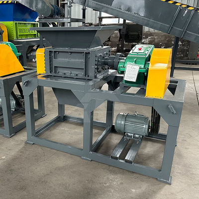 Déchiqueteuse à double arbre de 50 kW pour palettes de bois et systèmes de convoyeurs métalliques/plastiques