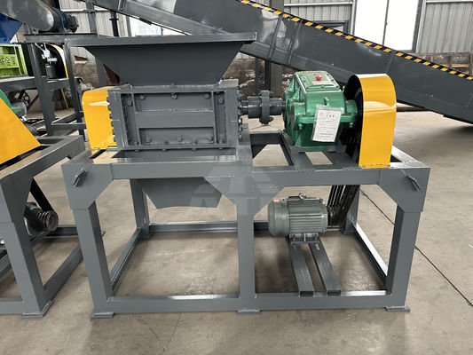 Déchiqueteuse à double arbre de 50 kW pour palettes de bois et systèmes de convoyeurs métalliques/plastiques