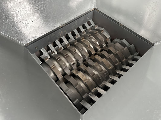 Déchiqueteuse à double arbre de 50 kW pour palettes de bois et systèmes de convoyeurs métalliques/plastiques