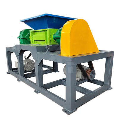 Déchiqueteuse à double arbre recycle efficacement les déchets métalliques et plastiques avec un fonctionnement facile