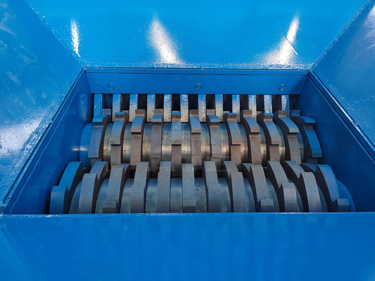 Déchiqueteuse à double arbre recycle efficacement les déchets métalliques et plastiques avec un fonctionnement facile