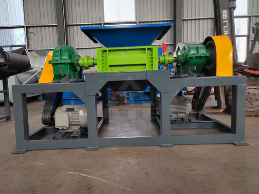Déchiqueteuse à double arbre recycle efficacement les déchets métalliques et plastiques avec un fonctionnement facile