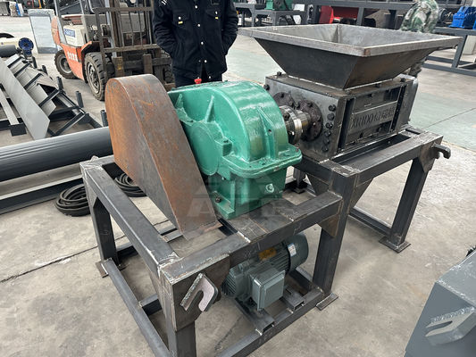 Machine à déchiqueter à double arbre à puissance unique pour le recyclage domestique de plastique et de petits métaux