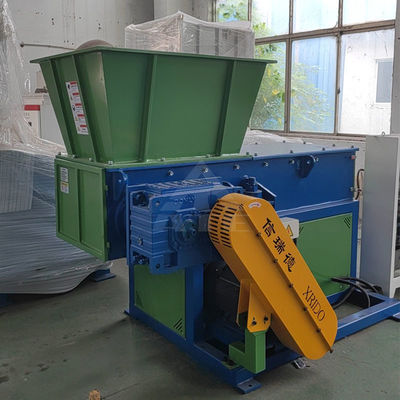 Machine de déchiquetage de déchets à puits unique compétitive pour le carton mini commercial en plastique