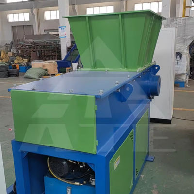 Machine de déchiquetage de déchets à puits unique compétitive pour le carton mini commercial en plastique