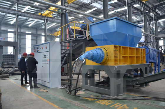 22kW de puissance déchiqueteuse de pneus à tension personnalisée avec équipement de recyclage et double arbre