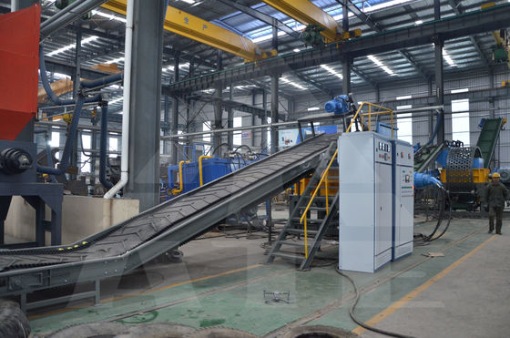 Recyclage des déchets de pneus à haut niveau avec une machine et un convoyeur de déchiquetage de pneus en caoutchouc