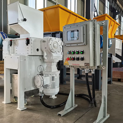 Machine de déchiquetage multifonctionnelle à quatre arbres pour feuilles de plastique et de métaux ménagers