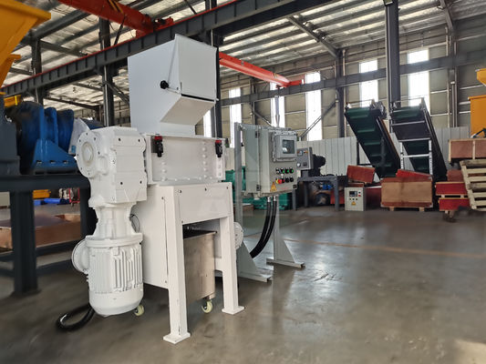 Machine de déchiquetage multifonctionnelle à quatre arbres pour feuilles de plastique et de métaux ménagers