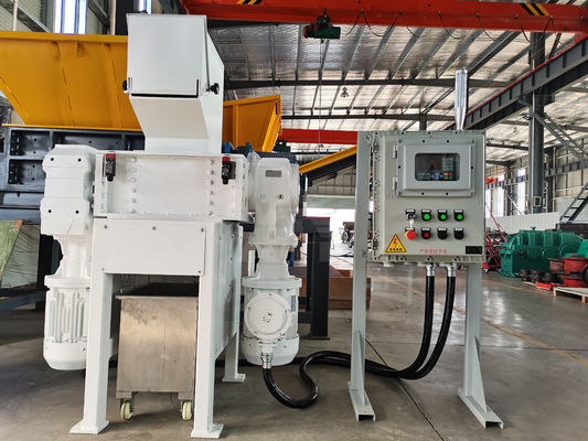 Machine de déchiquetage multifonctionnelle à quatre arbres pour feuilles de plastique et de métaux ménagers