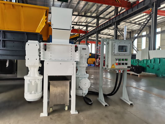 Machine de déchiquetage multifonctionnelle à quatre arbres pour feuilles de plastique et de métaux ménagers