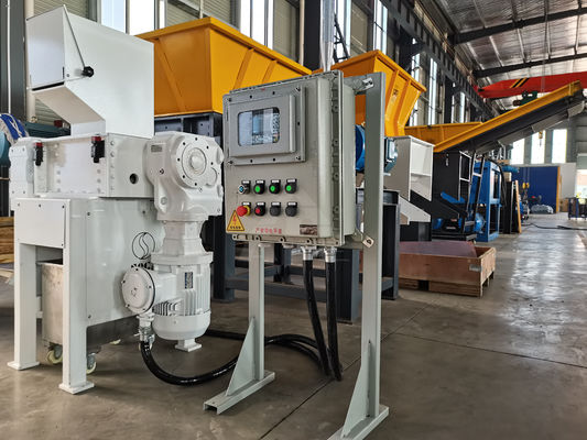 Machine de déchiquetage multifonctionnelle à quatre arbres pour feuilles de plastique et de métaux ménagers