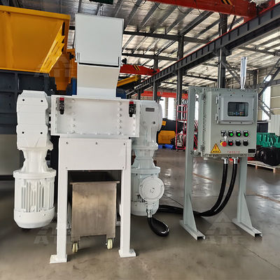 Machine de recyclage des déchets plastiques métalliques Déchiqueteuse à quatre arbres pour atteindre le taux standard