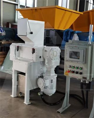 Taille d'entrée personnalisée Machine de concassage de déchets métalliques en plastique à quatre arbres