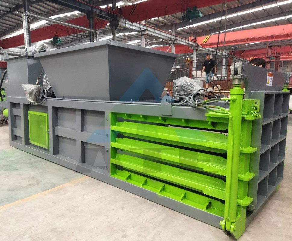 Densité de balles client 2300 KG Hydraulique Horizontale Machine de ballage en aluminium avec convoyeur