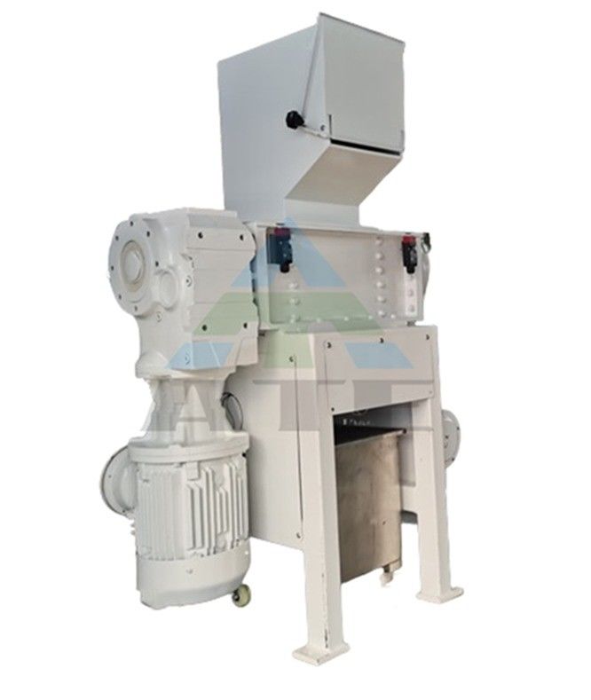 Machine de découpe de plastique à quatre arbres pour le recyclage industriel