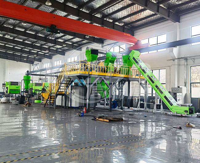 Machine de recyclage des déchets de panneaux solaires