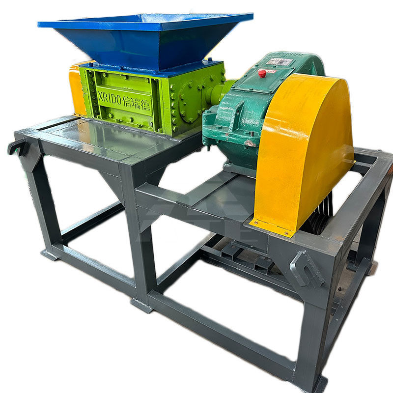 Déchiqueteuse à double arbre pour les déchets de bois Petit métal en plastique Facile à utiliser et 50 kW de puissance