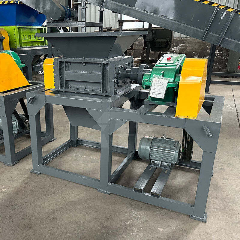 Déchiqueteuse à double arbre de 50 kW pour palettes de bois et systèmes de convoyeurs métalliques/plastiques